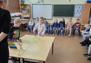 Dzieci biorą udział w lekcji matematyki.