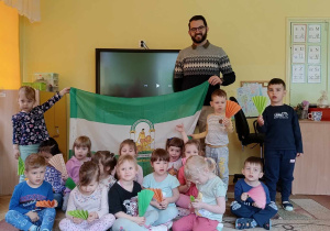 Dzieci pozują do zdjęcia grupowego wraz z naszym gościem
