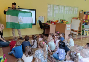 Huan prezentuje flagę Andaluzji