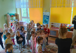 Dzieci tańczą do piosenki po hiszpańsku.