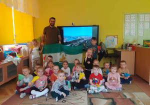 Dzieci pozują do zdjęcia grupowego wraz z naszym gościem
