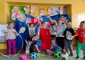 Dzieci z grupy srebrnej prezentują swoje zainteresowania związane ze sportem