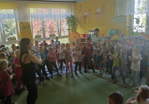 dzieci uczestniczą w lekcji aerobiku
