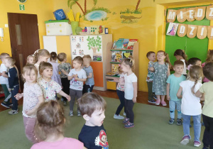 Dzieci tańczą w rytm muzyki