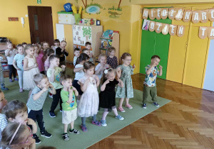 Dzieci tańczą w rytm muzyki