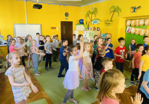 Dzieci tańczą w rytm muzyki