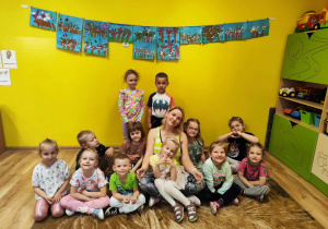 dzieci pozują do zdjęcia z mamą Julii