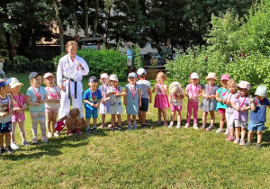 Dzieci z grupy żółtej pozują do grupowego zdjęcia wraz z prowadzącą Panią Marysią