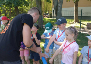 Pasowanie przedszkolaków na karateków oraz wręczanie medali.