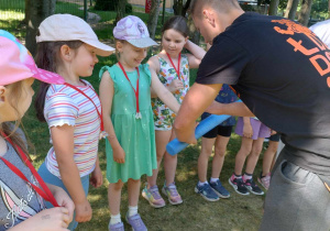 Pasowanie przedszkolaków na karateków oraz wręczanie medali.