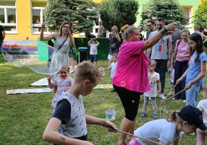 dzieci i rodzice puszczające bańki mydlane