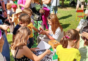 dwie panie wykonują brokatowe tatuaże