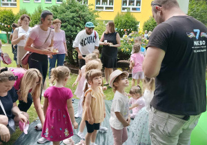 dzieci stoją w kolejce do dmuchańca