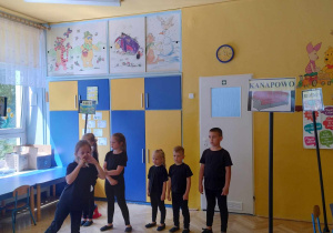 Dzieci prezentują swoje umiejętności teatralne