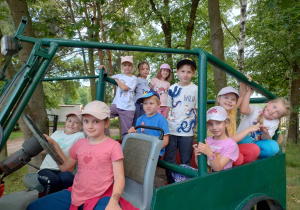 dzieci podczas zabawy w samochodzie jeep