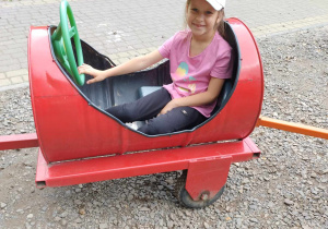 dzieci podczas przejażdżki wagonikami
