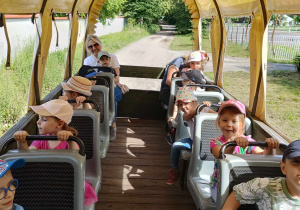 dzieci podczas przejażdżki beczkowozem