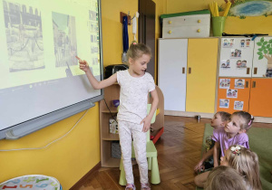 Dziewczynka pokazuje zdjęcia z Włoch.