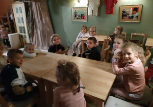 dzieci z grupy srebrnej siedzą przy stolikach w Baśniowej Kawiarence