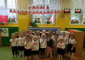 Dzieci pozują do grupowego zdjęcia podczas obchodów Dnia Niepodległości