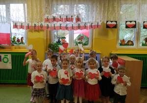 Dzieci pozują do grupowego zdjęcia podczas obchodów Dnia Niepodległości