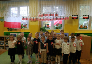 Dzieci pozują do grupowego zdjęcia podczas obchodów Dnia Niepodległości