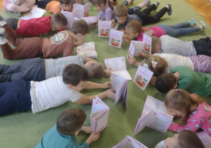 Dzieci słuchają opowiadania "Super moce"