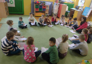 Dzieci oglądają książki