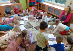 Dzieci wykonują ćwiczenie, "Pajacyk"