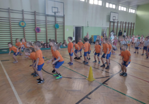 Dzieci uczestniczą w rozgrzewce