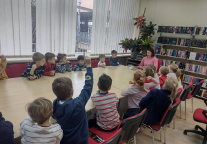 Przedszkolaki słuchają bajki o Kacperku