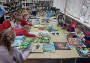 Dzieci z zaciekawieniem oglądają książki
