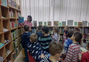 Dzieci oglądają regały z książkami