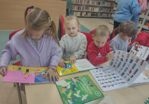 Dzieci z zaciekawieniem oglądają książki