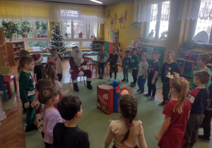 dzieci śpiewają piosenkę dla Mikołaja