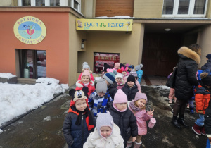Dzieci wychodzą z Baśniowej Kawiarenki.