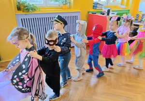 dzieci biorą udział w zabawach tanecznych