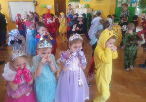 dzieci biorą udział w zabawach tanecznych