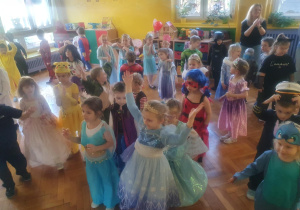dzieci biorą udział w zabawach tanecznych