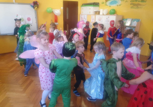 dzieci biorą udział w zabawach tanecznych
