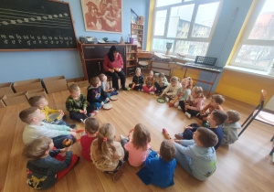dzieci grają na instrumentach muzycznych