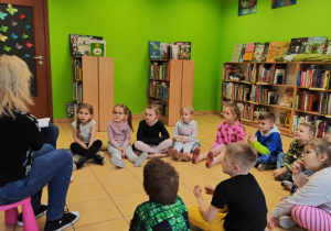 dzieci słuchają ciekawostek o kotach