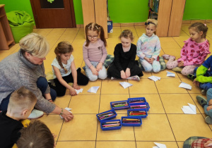dzieci wykonują kota techniką origami