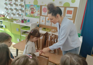 Pani wręcza nagrody dzieciom
