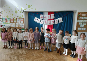 dzieci z grupy żółtej pozują do grupowego zdjęcia