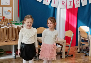 dwie dziewczynki recytują utwory patriotyczne
