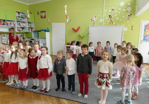 wszystkie dzieci śpiewają hymn państwowy