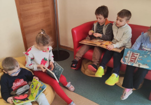 dzieci oglądają książki