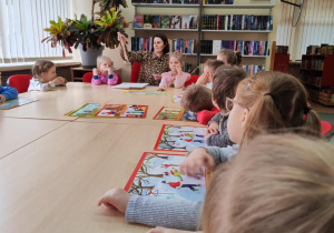 dzieci słuchają czytanej książki