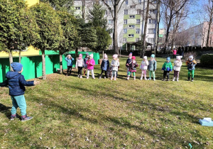 dzieci bawią się w murarza